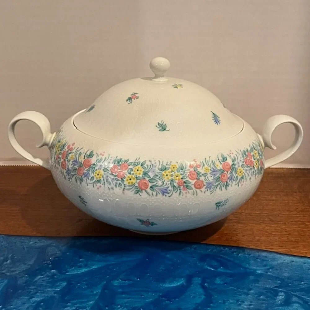 Rosenthal Bjorn Wiinblad Romance Garland Round Covered Casserole Dish